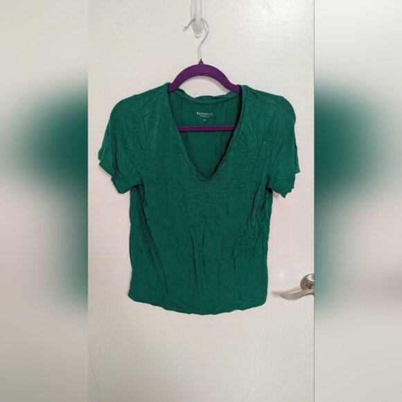 Tops - Reitmans Green V-Neck Short Sleeve Top